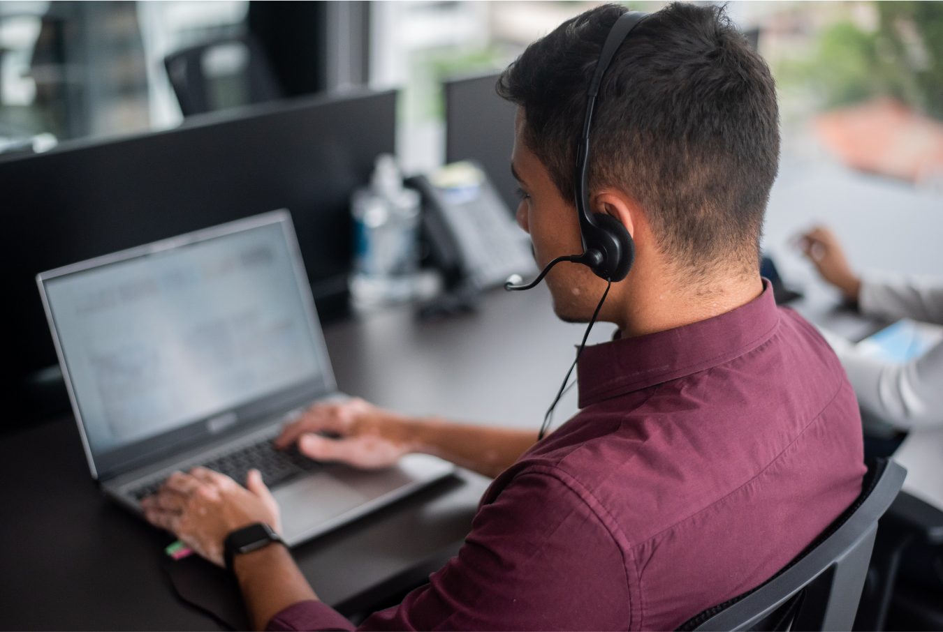 Profissional conduzindo atendimento e triagem pelo computador